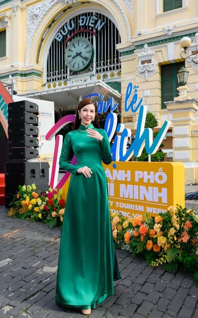 Áo dài lụa truyền thống – món quà chạm tim mẹ ngày tết đoàn viên