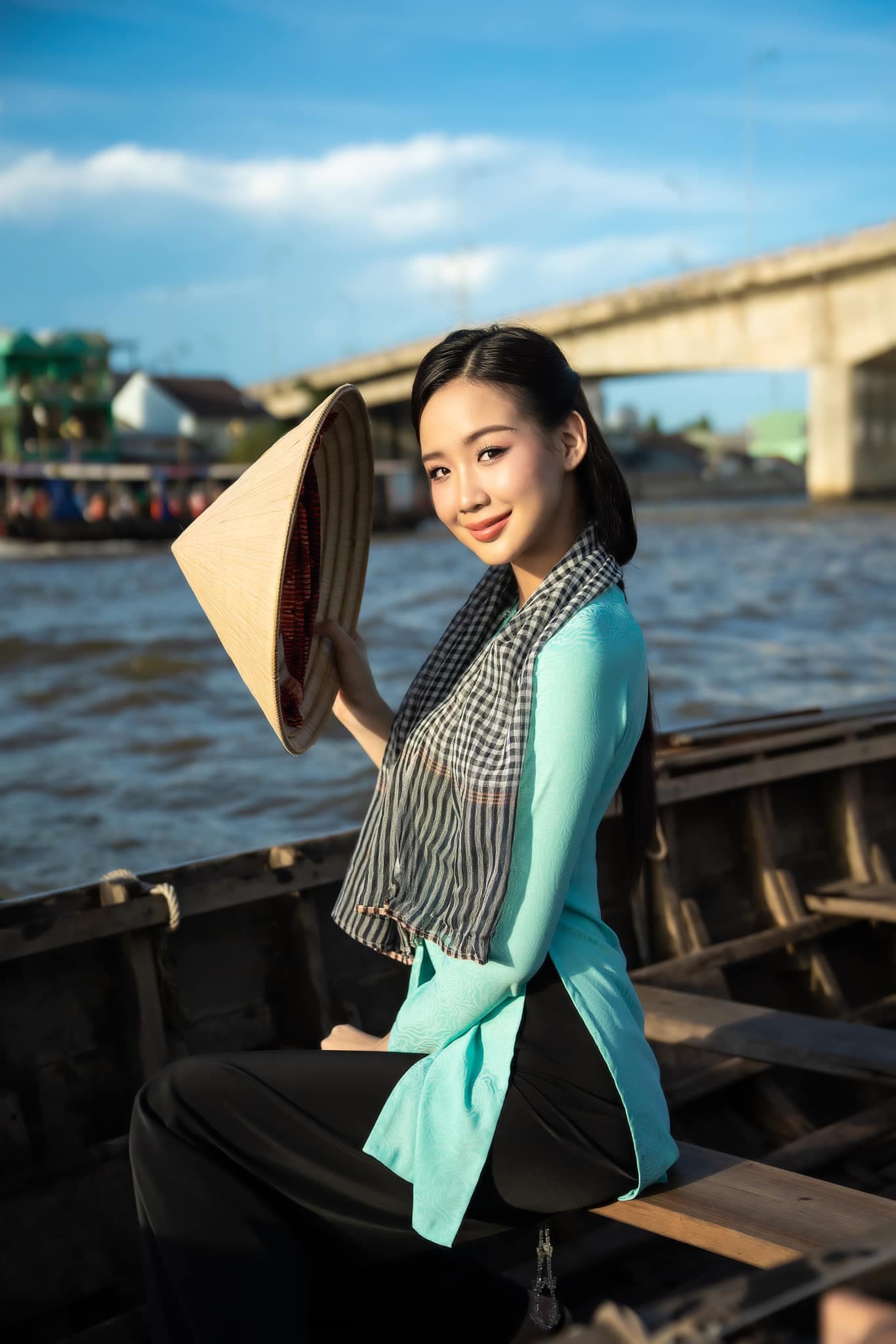 Áo bà ba lụa tơ tằm trên sông Hoài, Hội An